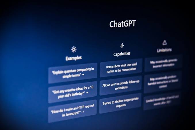 Tela inicial do ChatGPT exibindo exemplos, capacidades e limitações — ambiente de conversa onde decisões começam